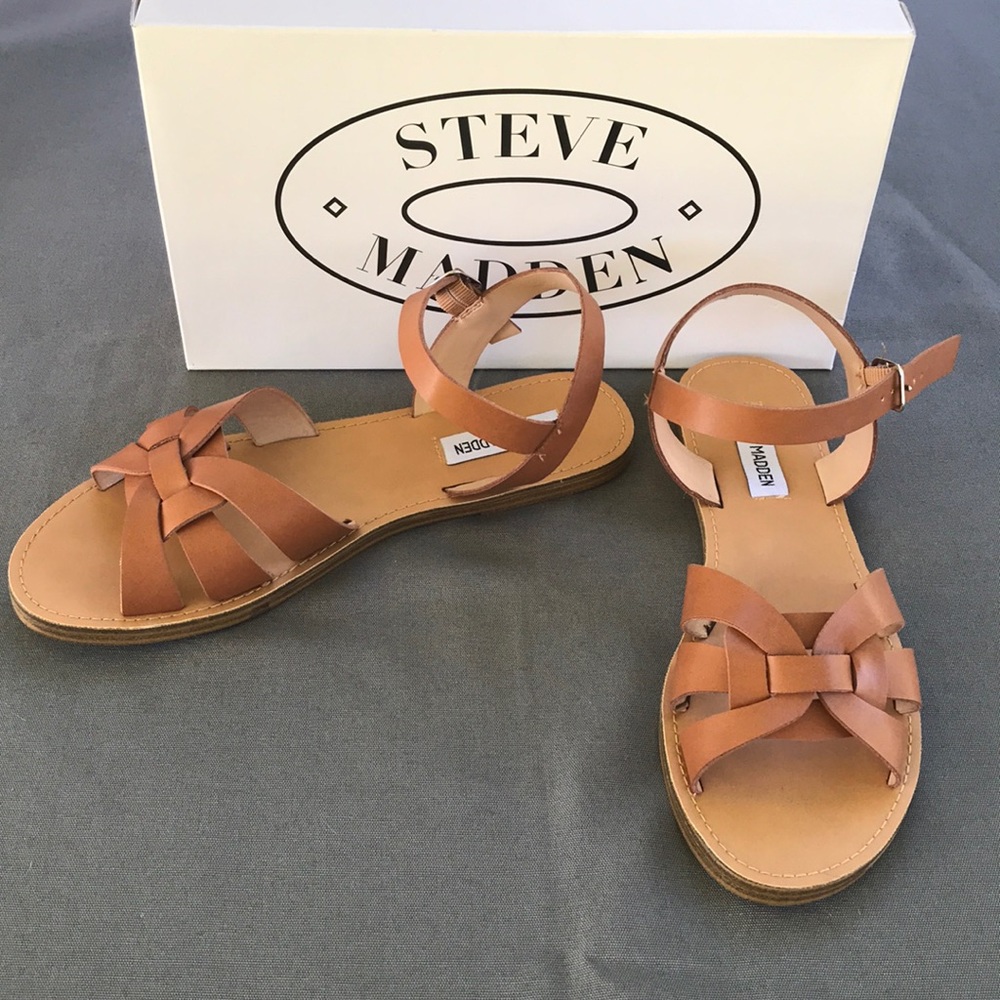Steve Madden SAAR Sandal in Tan
